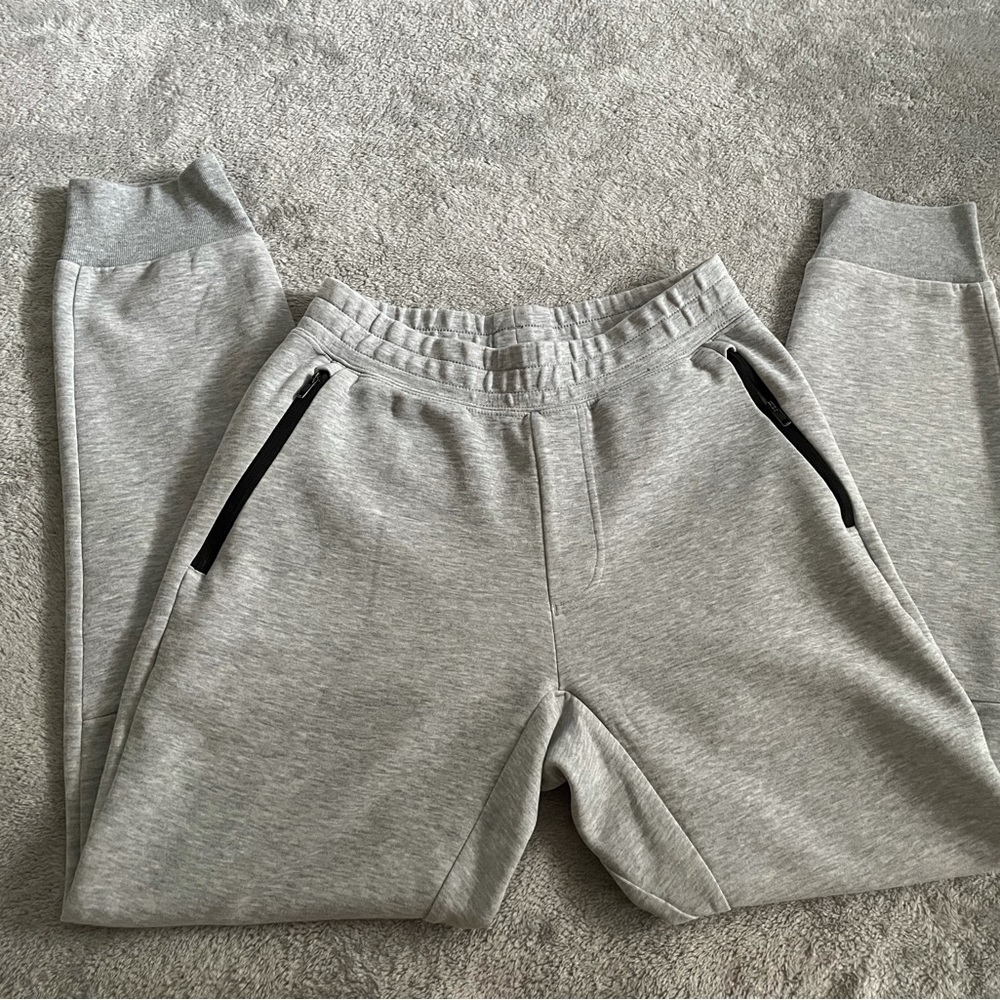 Sweatpants with zippered pockets